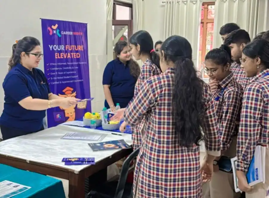 Navneet Mam And Ishika With Students Feedback